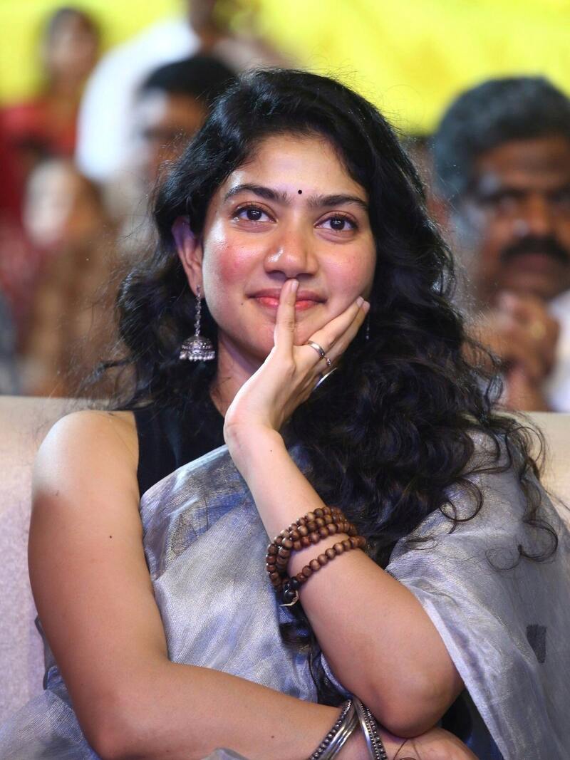 Sai pallavi viratta parvam clicks