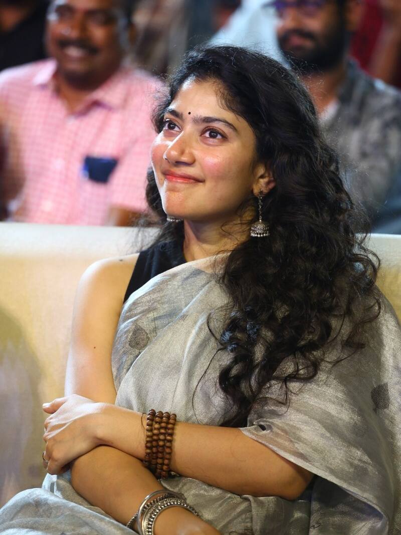 Sai pallavi viratta parvam clicks