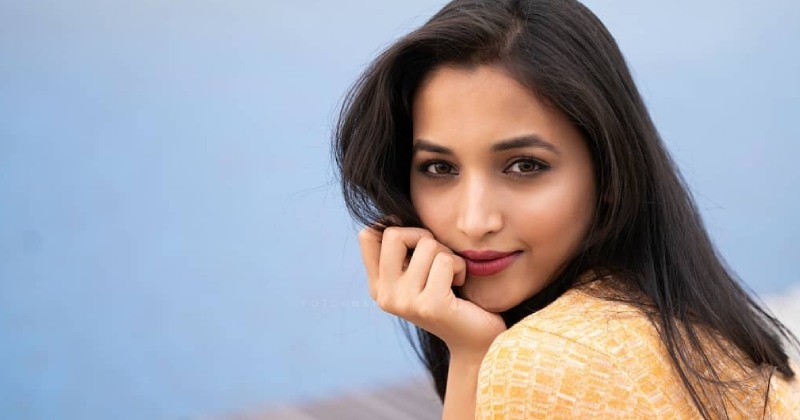 Srinidhi shetty in red photos