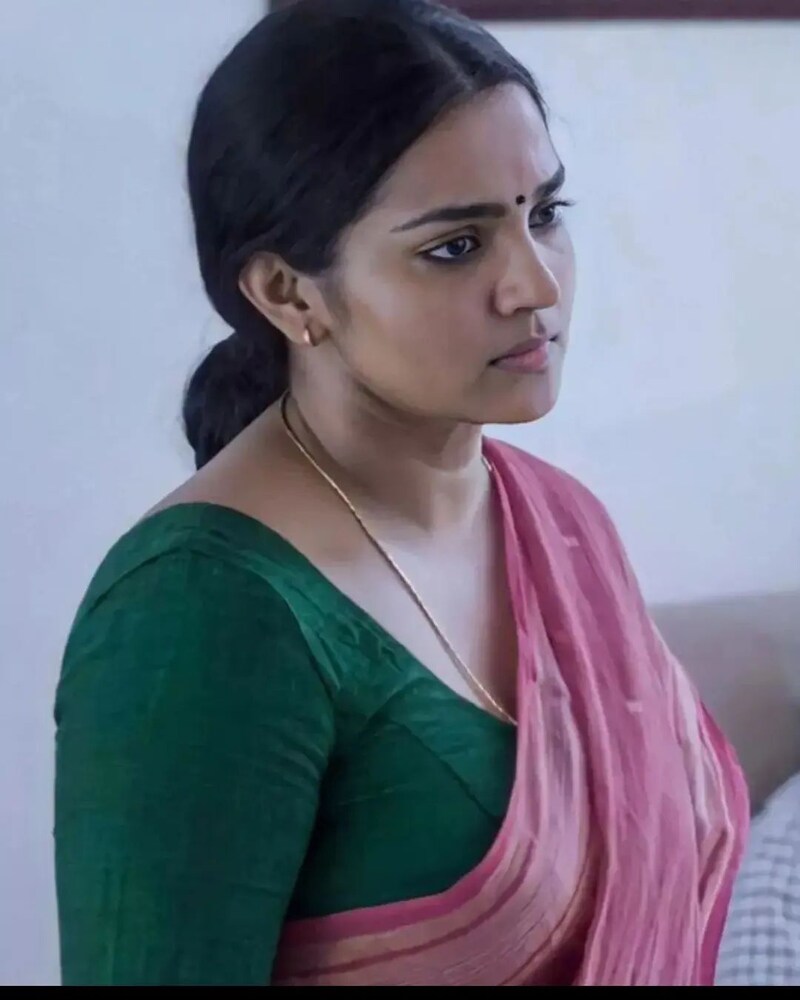 Parvathy thiruvothu new clicks