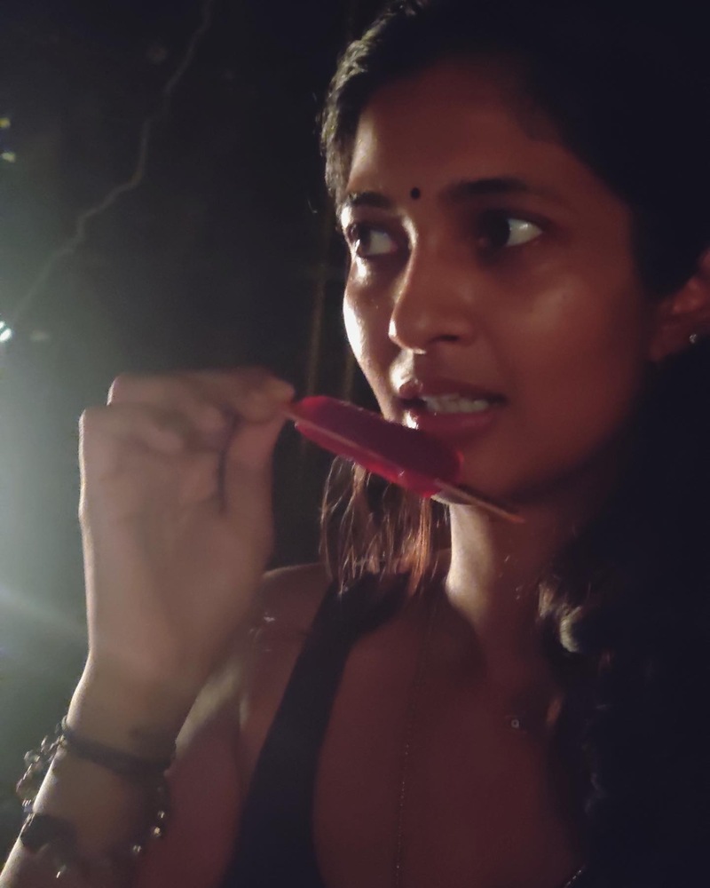 Keerthi pandian new hot bikkini clicks