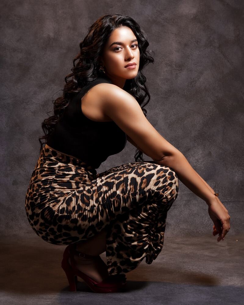 Mirnalini ravi in black photos trending