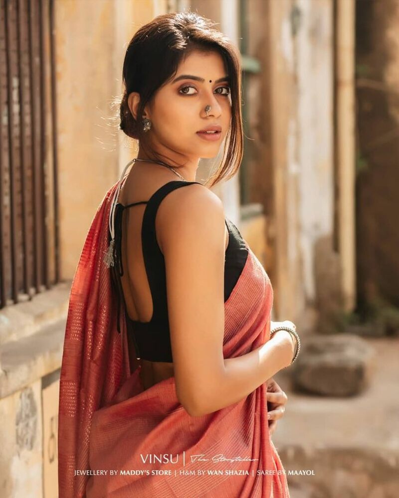 Natchathiram nagargirathu roshini photos