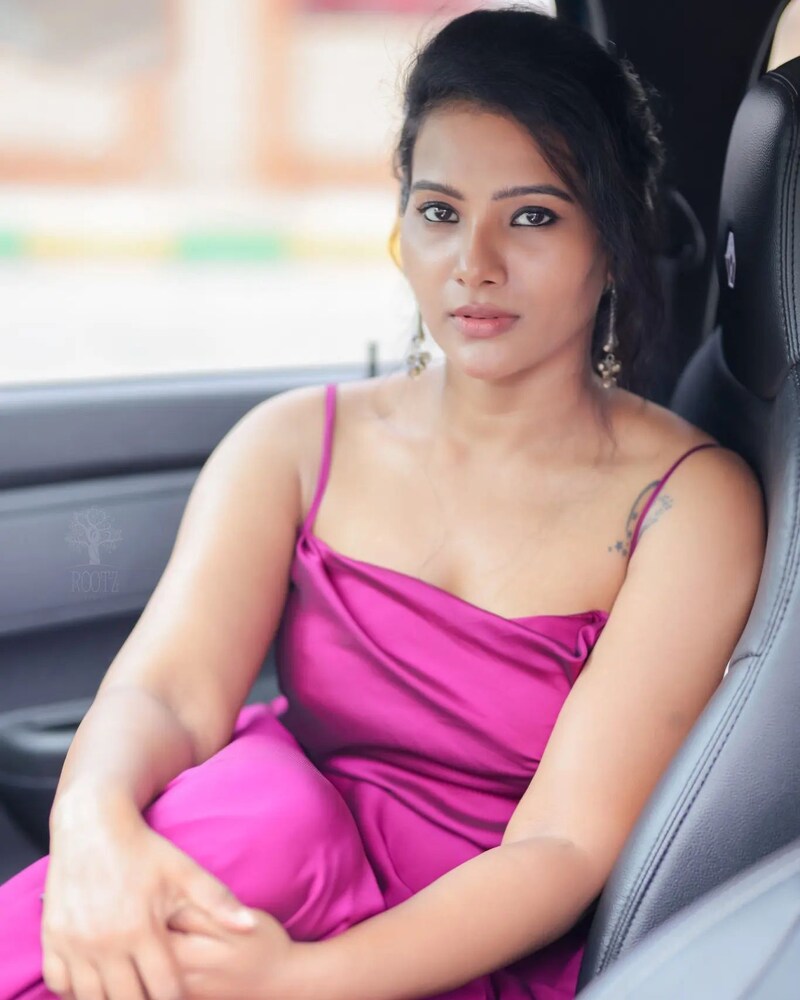 Dhivya durai new hot