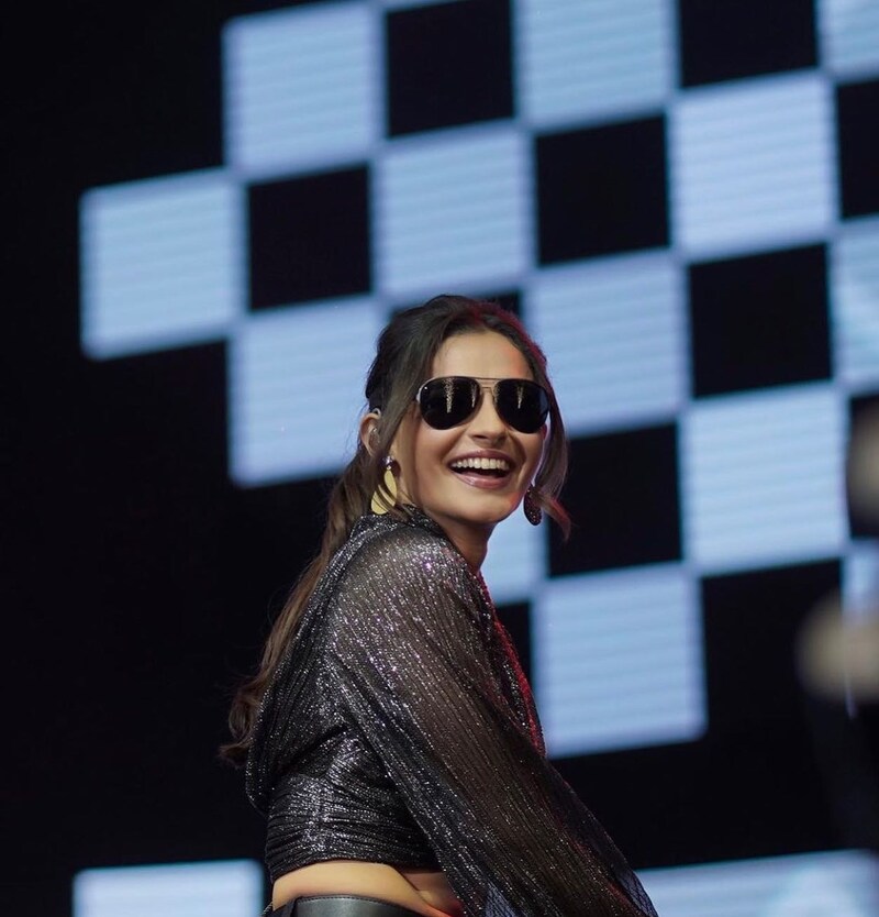 Andrea play with pet video viral