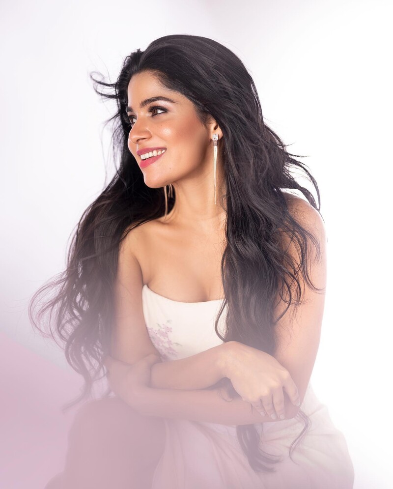 Divya bharathi new clicks