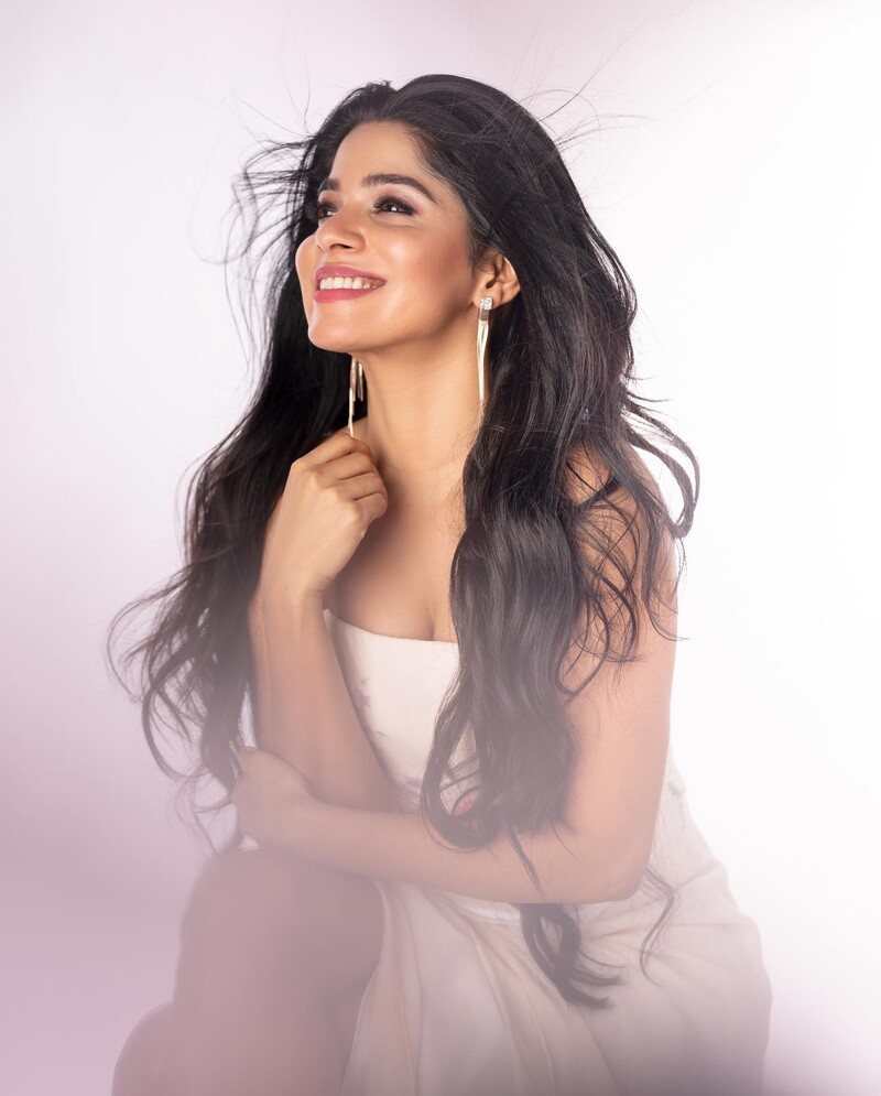 Divya bharathi new clicks