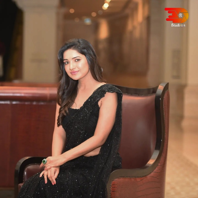 Vani bhojan hot in black