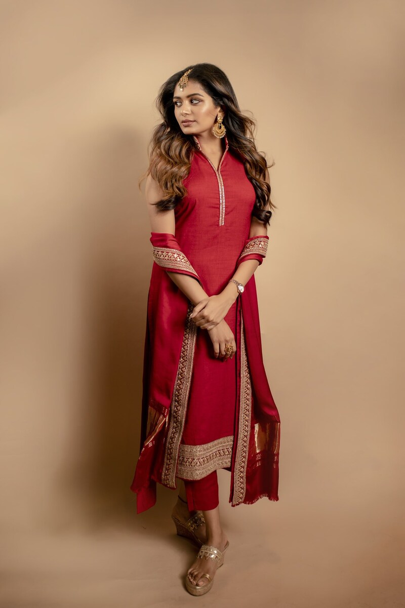 Aditi shankar in red