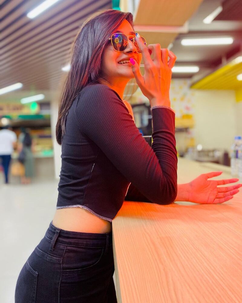 Losliya tamil new hot clicks instagram