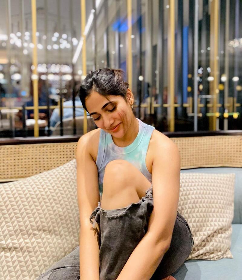 Losliya tamil new hot clicks instagram