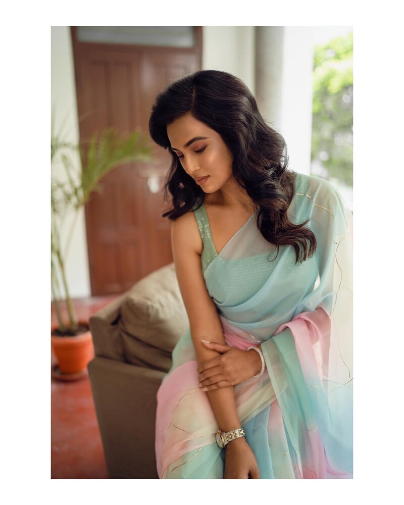 Ramya pandian new saree hot clicks