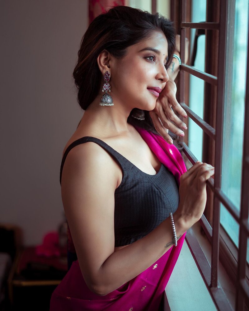 Sakshi agarwal new hot clicks viral