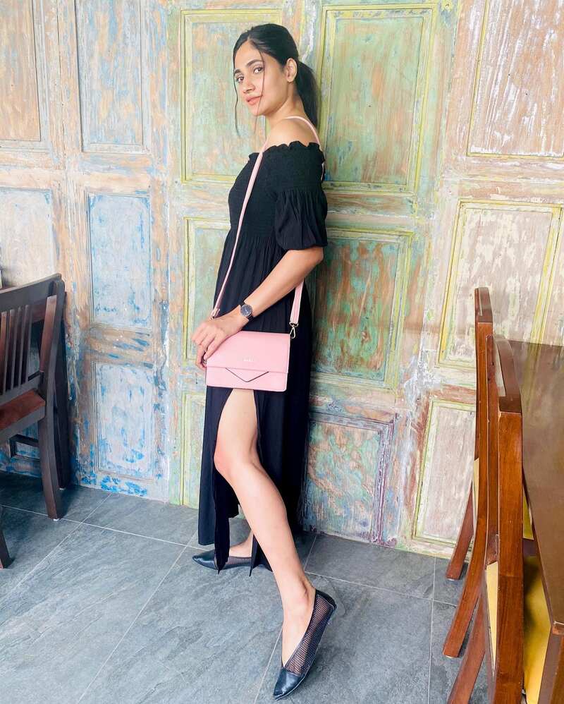 Losliya tamil new hot bigg boss