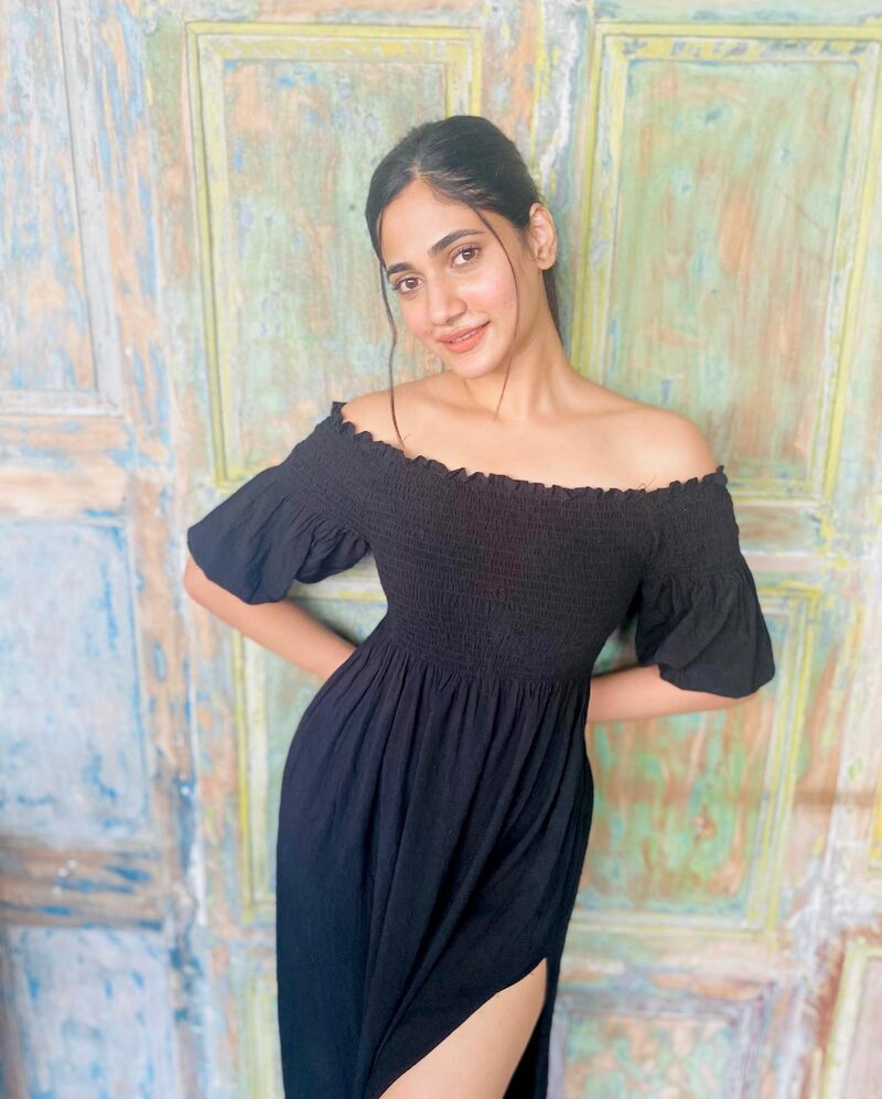 Losliya tamil new hot bigg boss