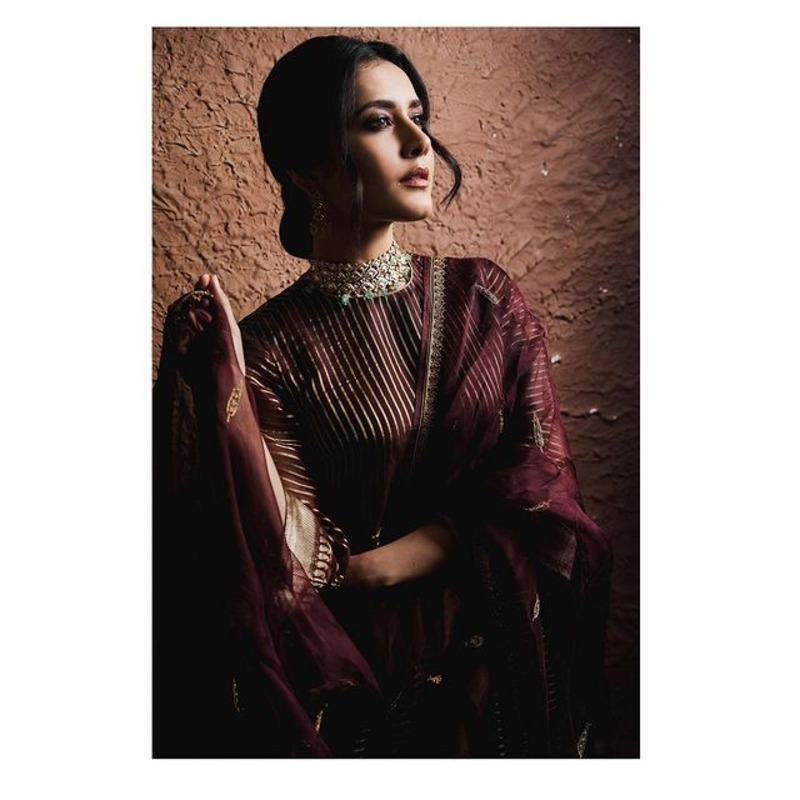 Raashii khanna new bikkini hot vedio