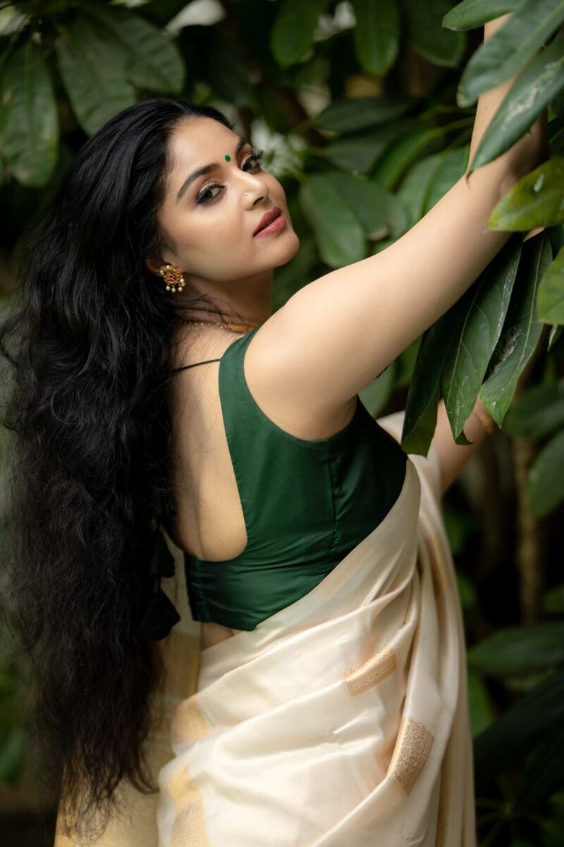 Sanam shetty latest in saree