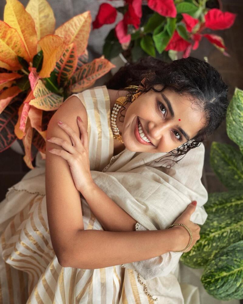 Anupama parameswaran new hot saree clicks