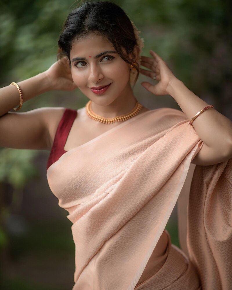 Iswarya menon new hot video clicks