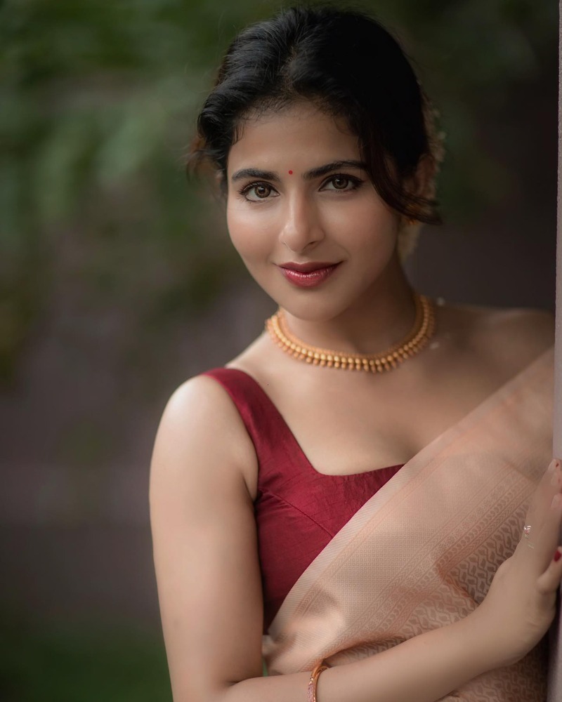 Iswarya menon new hot video clicks
