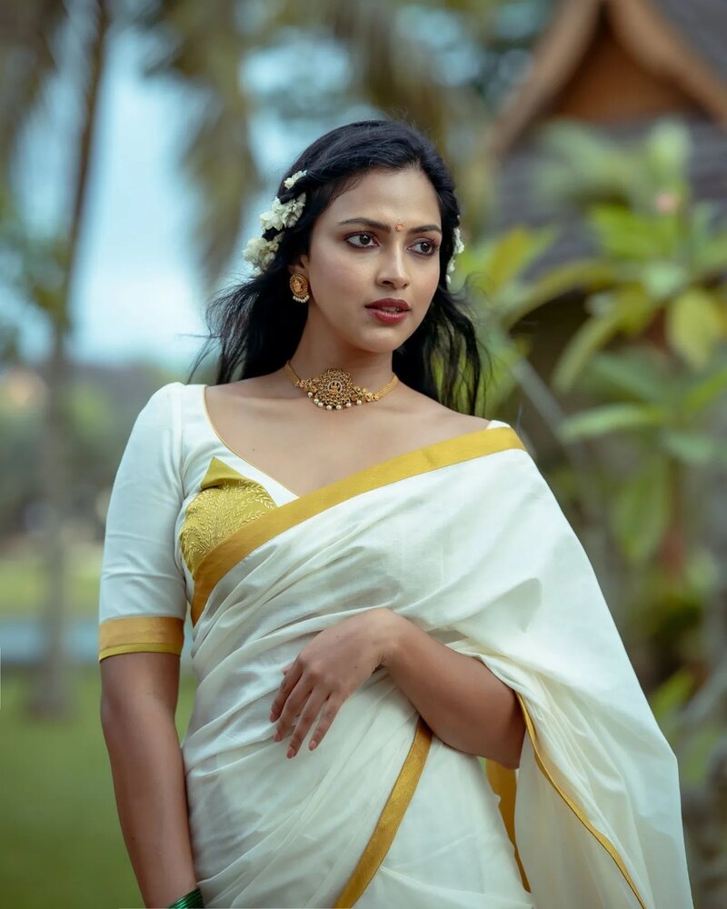 Amala paul new hot saree clicks