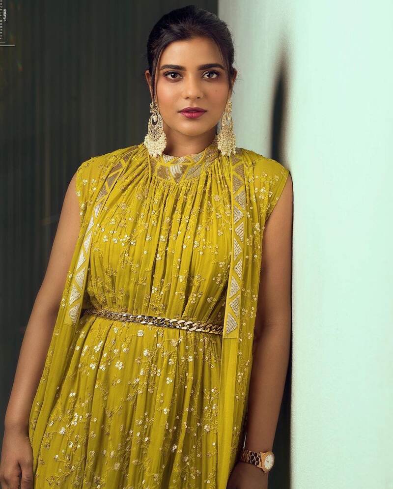 Aishwarya rajesh new hot clicks yellow