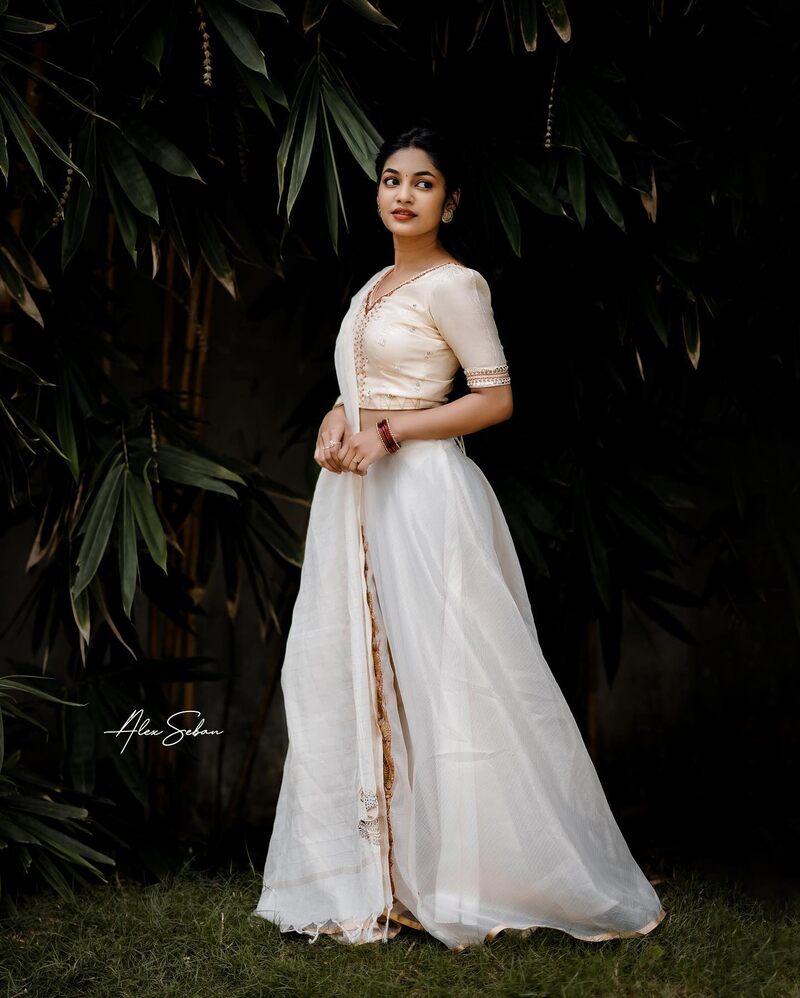 Ivana tamil new hot sivakarthikeyan clicks