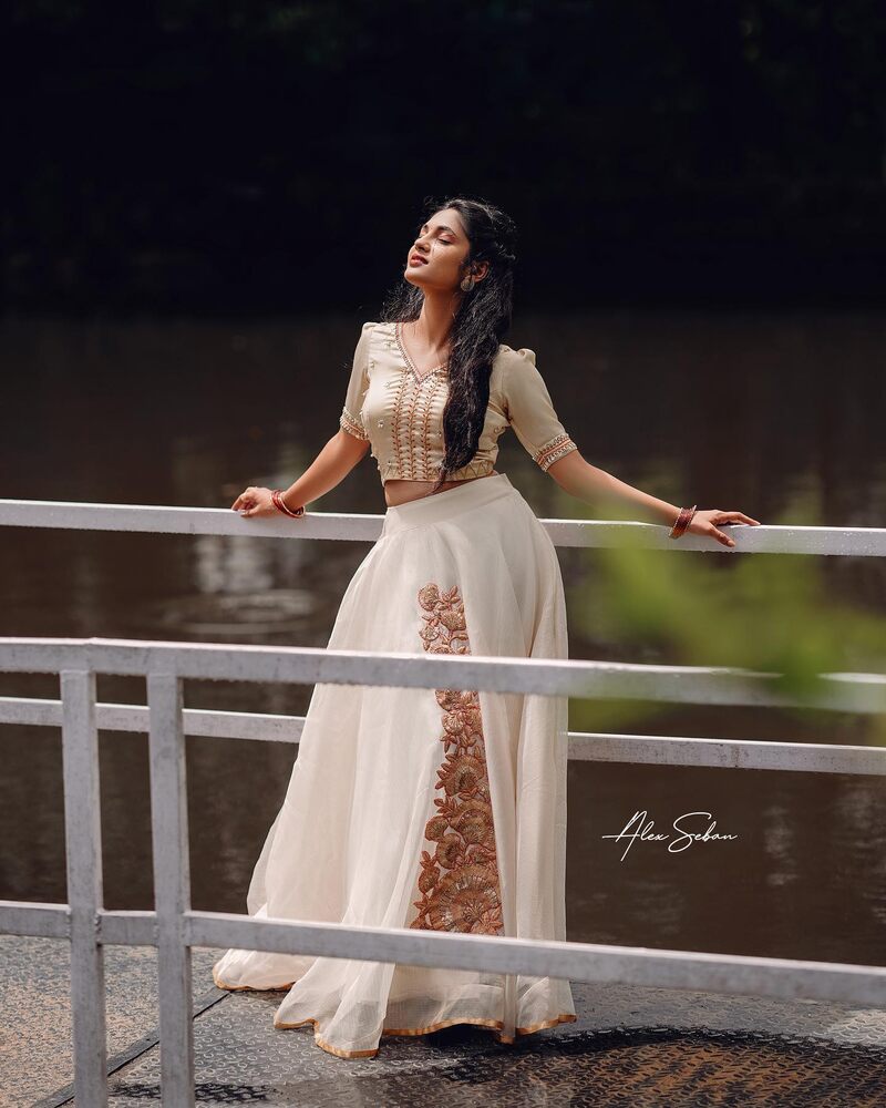 Ivana tamil new hot sivakarthikeyan clicks