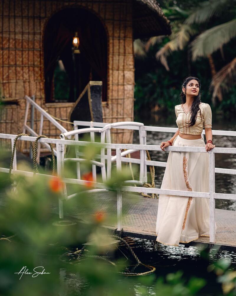 Ivana tamil new hot sivakarthikeyan clicks