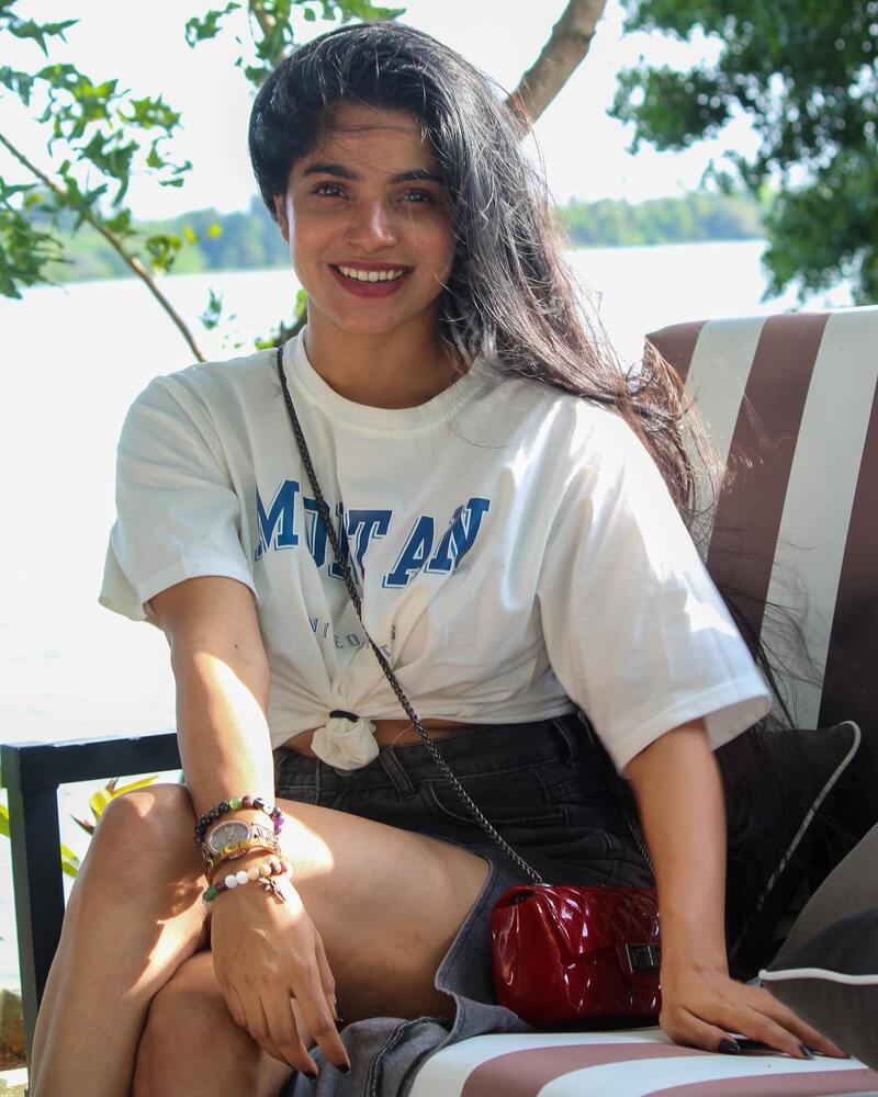 Divya bharathi new hot six packs