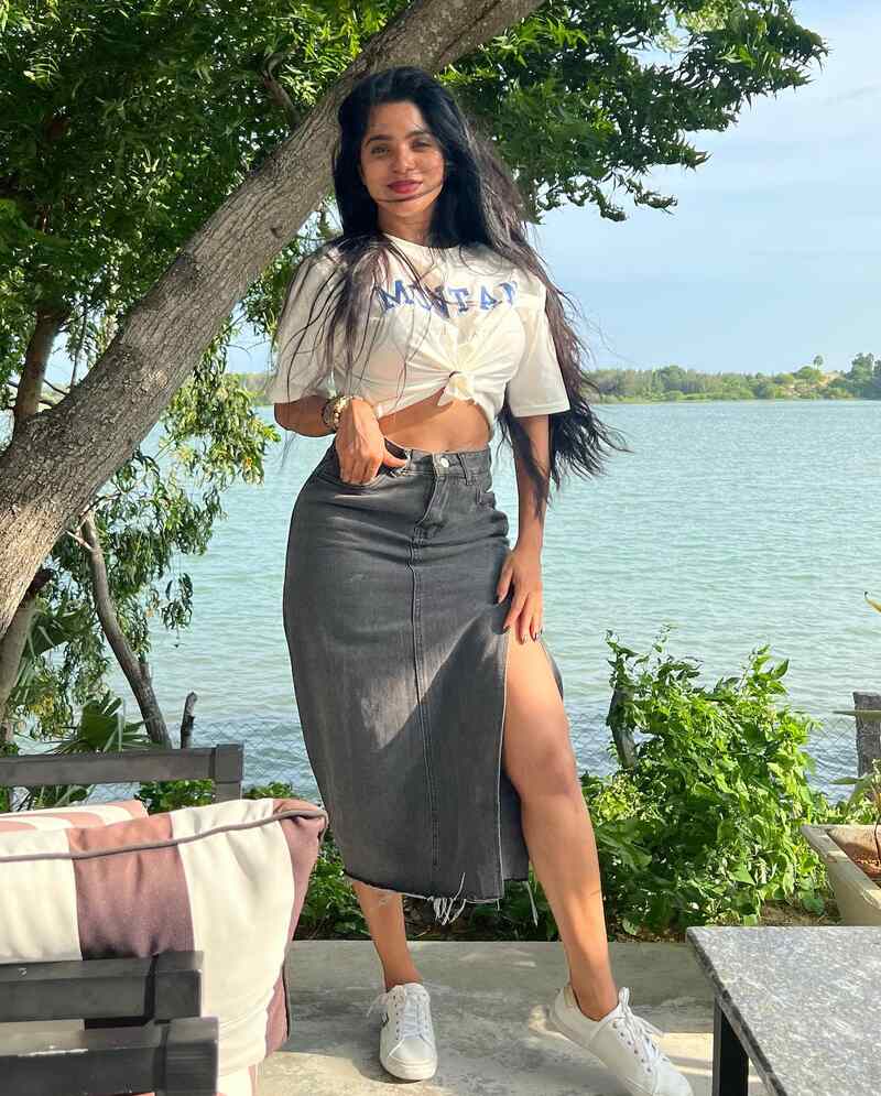 Divya bharathi new hot six packs