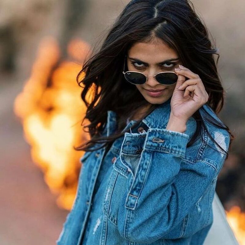 Malavika mohanan new hot vedio airport