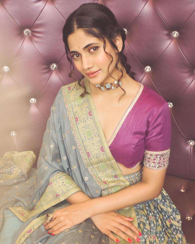 Losliya mariya new hot clicks saree