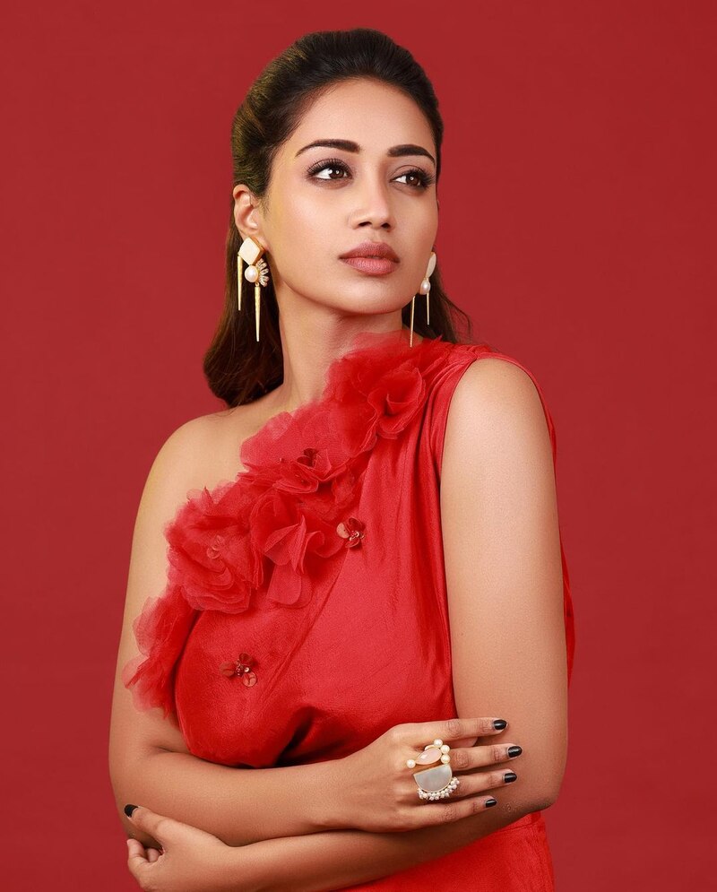 Nivetha pethuraj new hot dress red