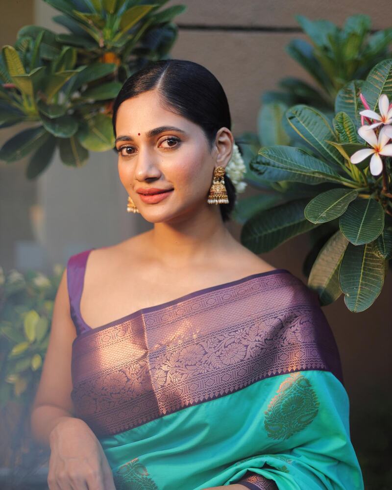 Losliya tamil new hot saree biggboss