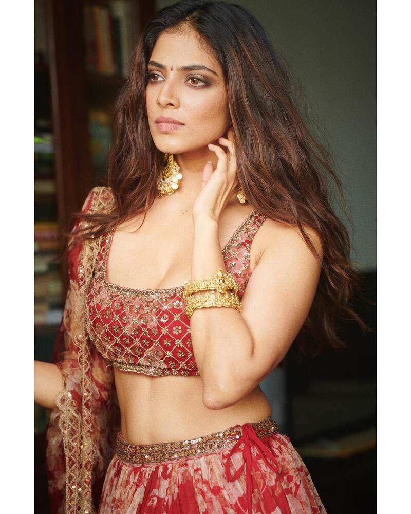 Malavika mohanan new master petta hot