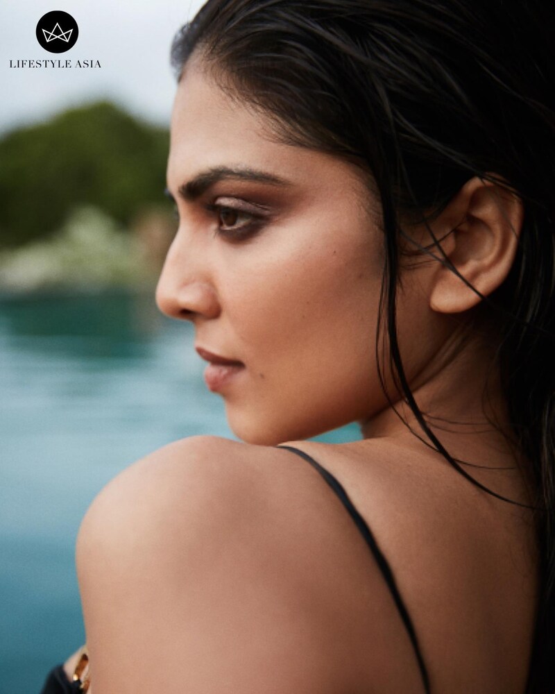 Malavika mohanan new hot vedio cycle