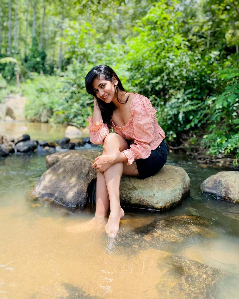 Losliya mariya new hot bigg boss