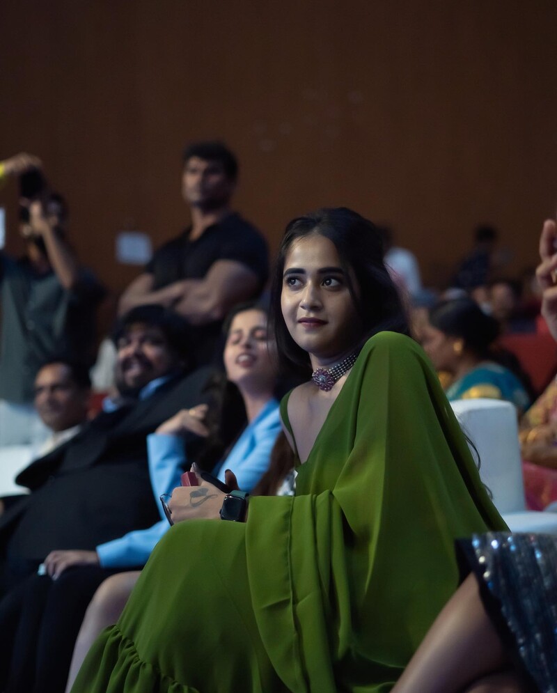 Deepthi sunaina new hot