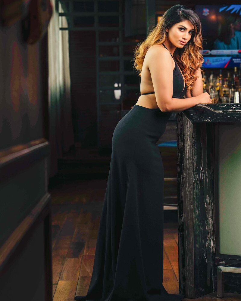 Shivani narayanan new hot bikkini clicks