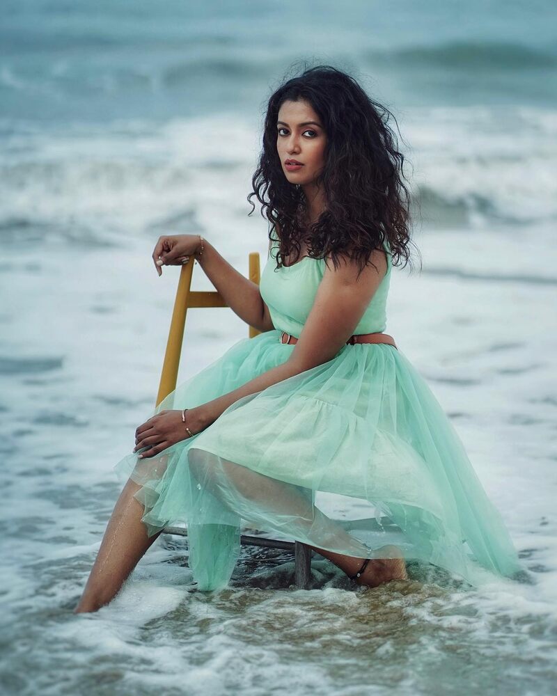 Roshni haripriyan new cookwithcomai hot beach