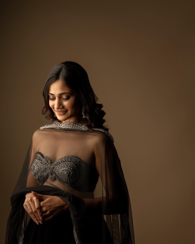 Losliya mariya new biggboss hot bikkini