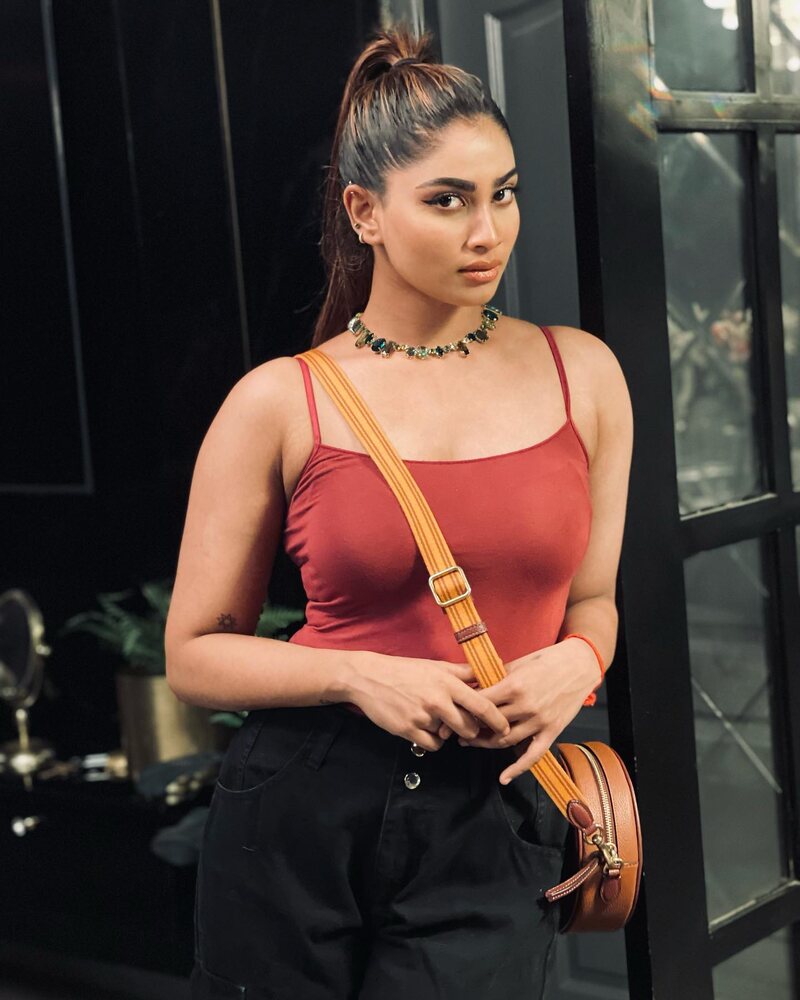 Shivani narayanan new hot