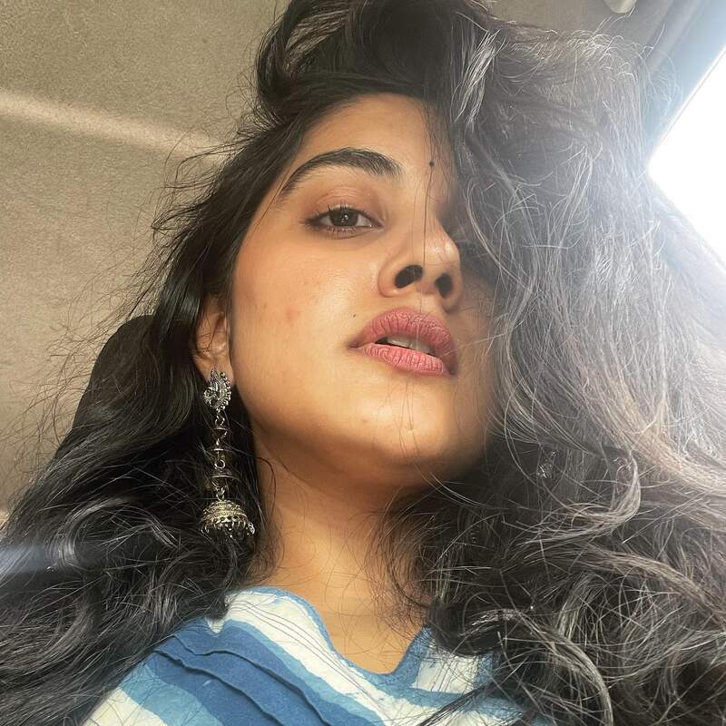 Nivetha thomas new hot selfie clicks