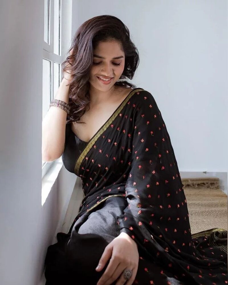 Sunainaaa saree new hot