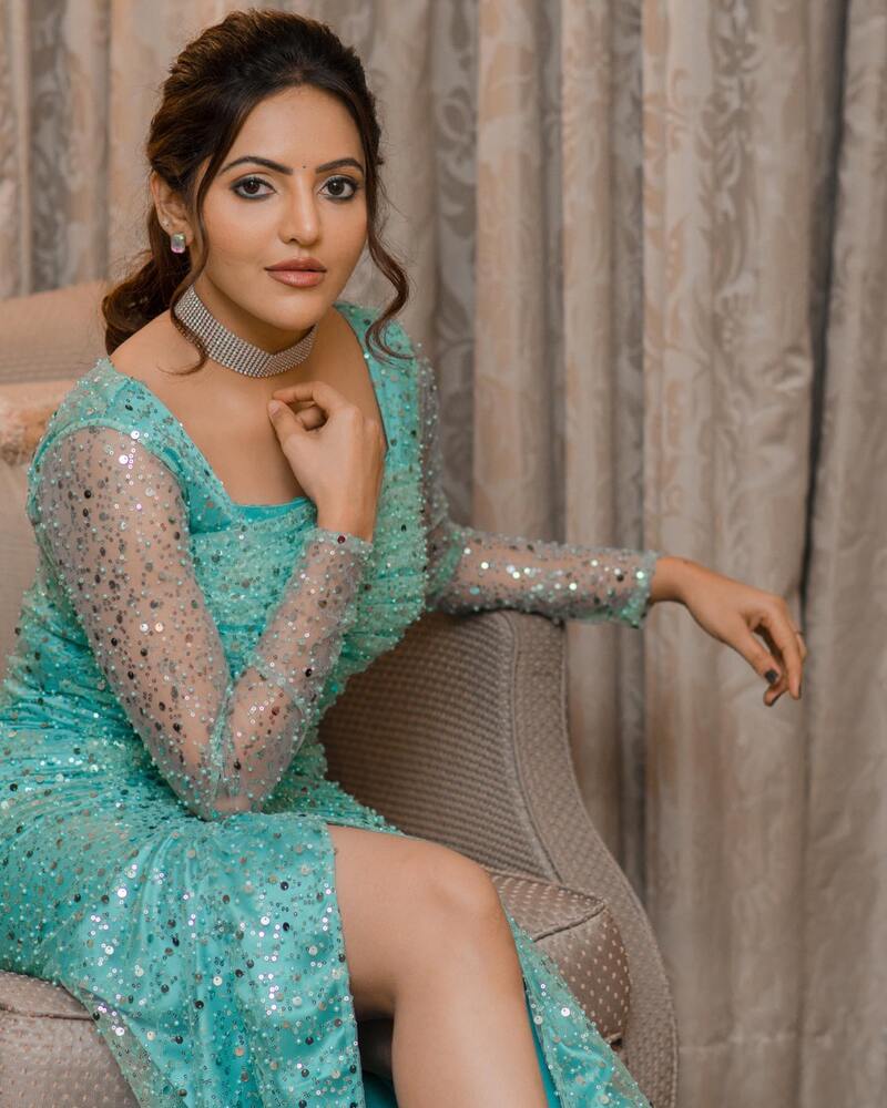 Athulyaa ravi new clicks