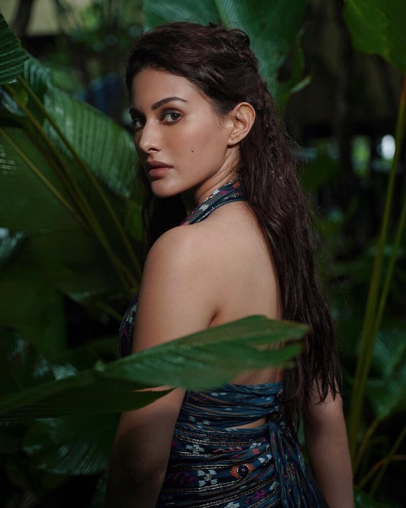Amyra dastur new hot