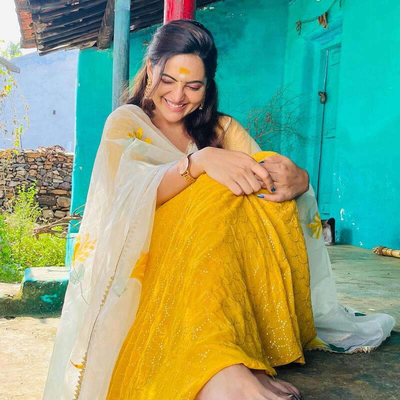 Athulya ravi new hot yellow cute