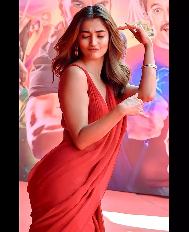 Pooja hegde new saree hot clicks
