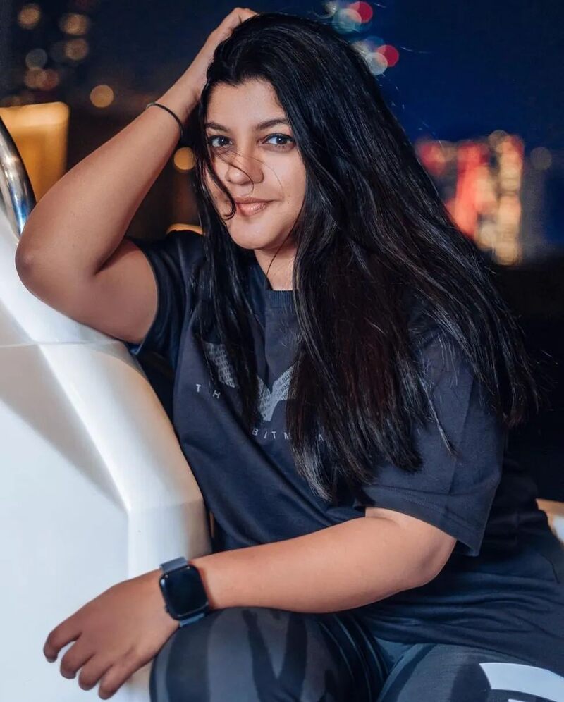 Aparna balamurali hot sooraraipottru